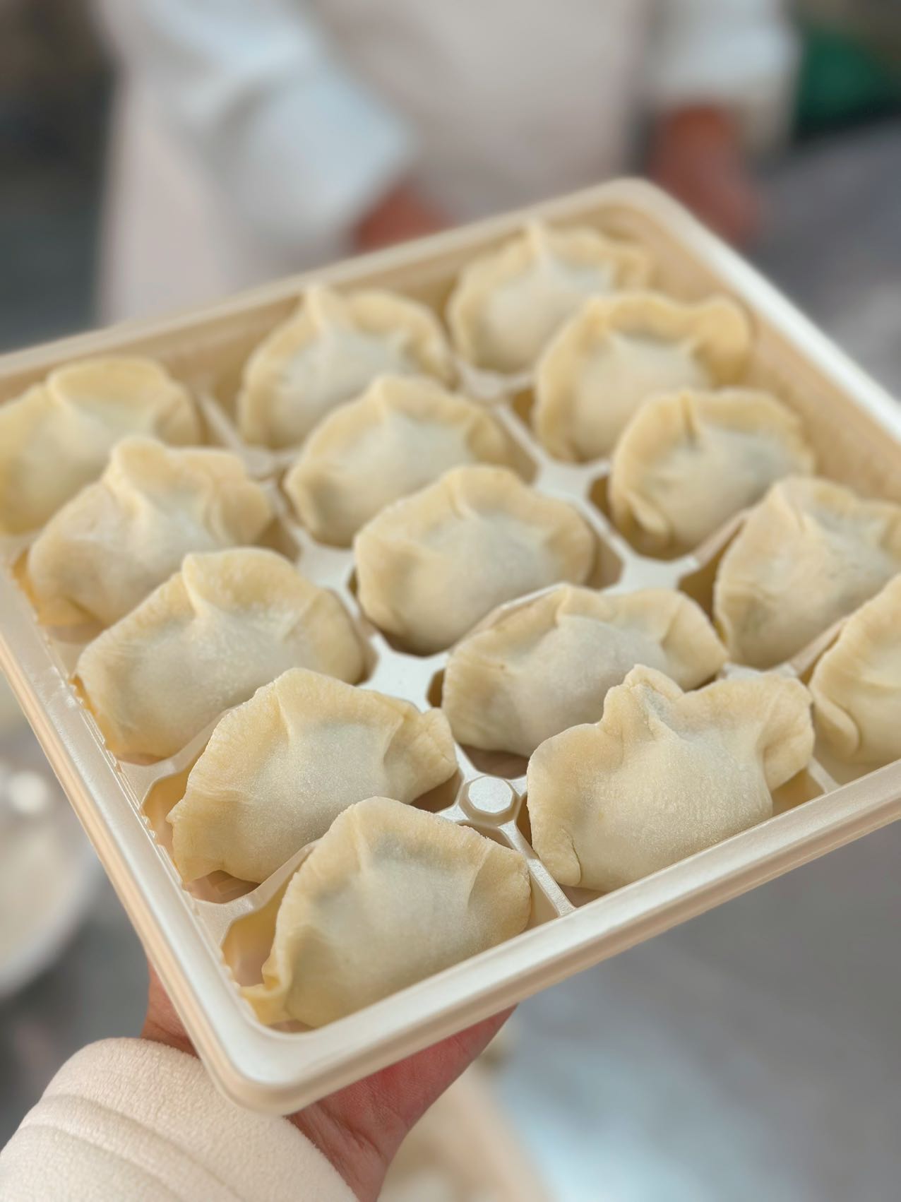 72小时内【手工现包水饺】🥟【3盒包邮】20克x15个/盒(顺丰快递)面皮顺滑、劲道，馅料鲜香本味，0添加自然调味，只为安全好吃健康，蔬菜都是自有农场生长，都是包前新鲜采摘蔬菜