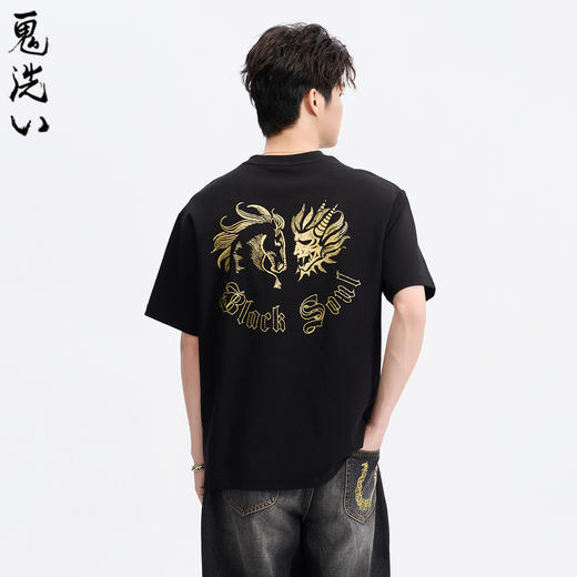 ONIARAI/鬼洗26春季新品黑金拓印风马纹线条分割短袖T男 B840293 商品图0