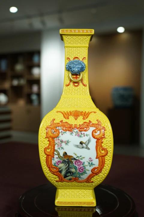 雕刻四方开光花鸟狮耳衔环瓶 商品图1