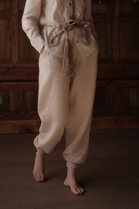 Cloud Dancer  |  超柔羊绒针织收脚裤｜温暖轻柔