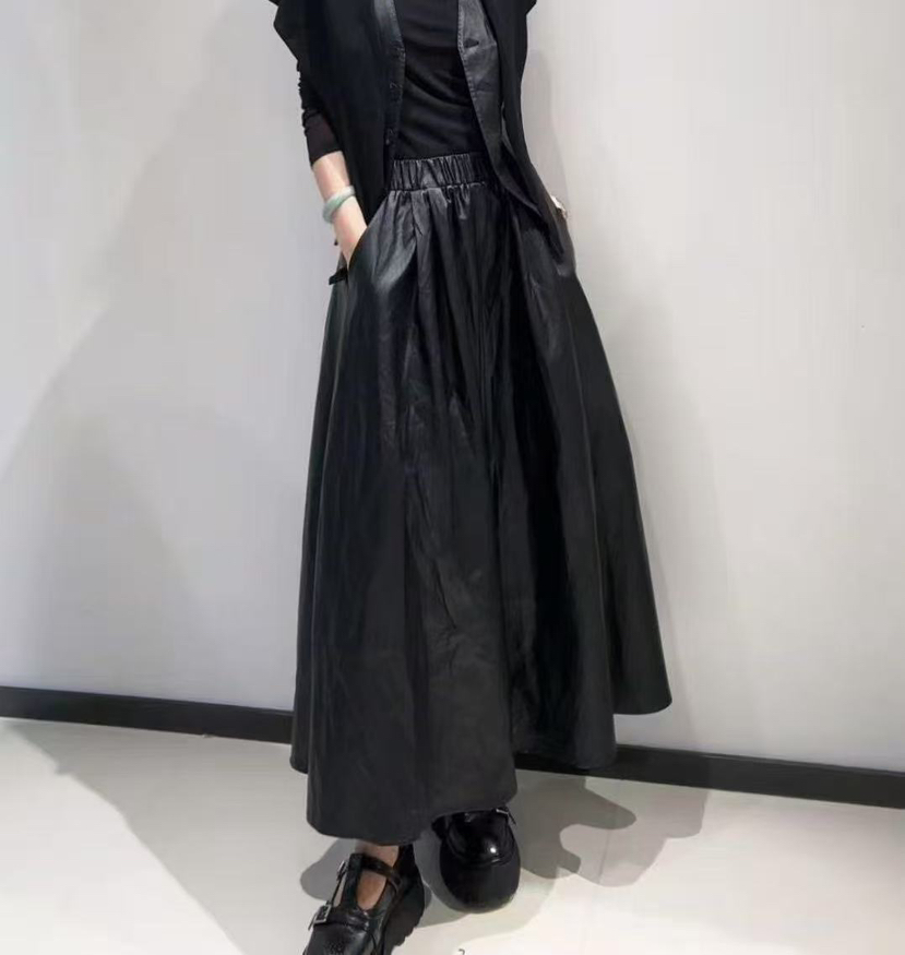 原单潮牌蛋白皮裙（裙长大约85cm左右）只有黑色❗️❗️❗️