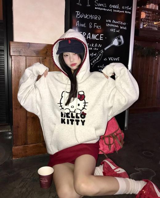 一店k （联名款！代构同渠道！）谁能拒绝 Hello Kitty 的暴击啊！上身少女感都要溢出屏幕了～450g加绒面料！手工红线钩边！日岛绣机原版毛巾绣刺绣🪡工艺！秋冬连帽加绒卫衣 商品图6