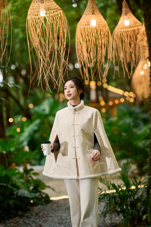 【国风发热披肩 】MERF云裳如意发热披肩MF-2503 斗篷版型 肌理提花面料 毛边仿兔毛材质 配如意扣设计 开口袖型 后四区位发热 三档调温 商品图6