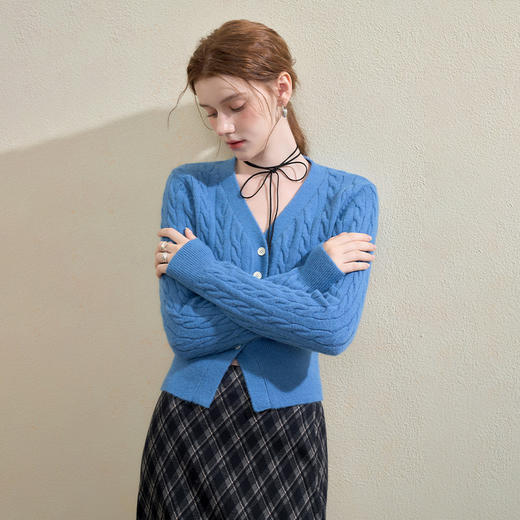 西遇法式复古绞花V领针织衫女秋季新款收腰显瘦短款毛衣外套V3255153 商品图3