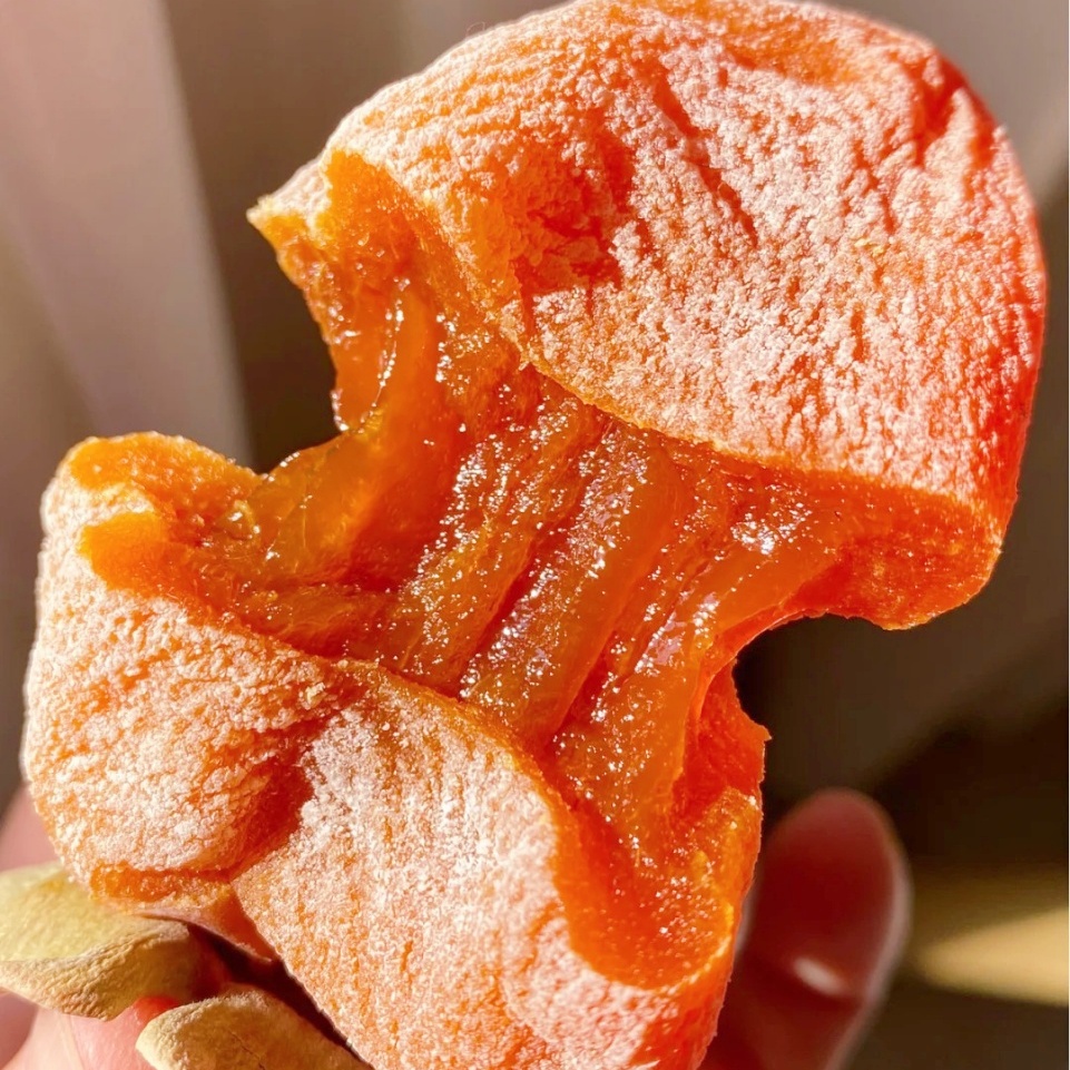 【山东微霜流心柿饼】的甜美，完全浑然天成，纯手工加工，采用传统工艺，不靠捏不靠捂，基本只依靠吊晒过程，日晒脱水，夜间降温，全靠温差糖化去涩