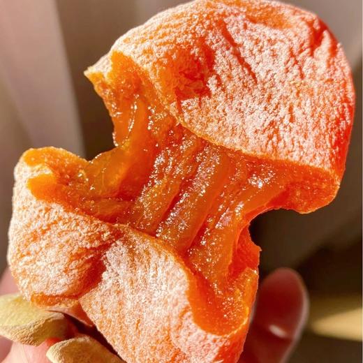 【山东微霜流心柿饼】的甜美，完全浑然天成，纯手工加工，采用传统工艺，不靠捏不靠捂，基本只依靠吊晒过程，日晒脱水，夜间降温，全靠温差糖化去涩 商品图0