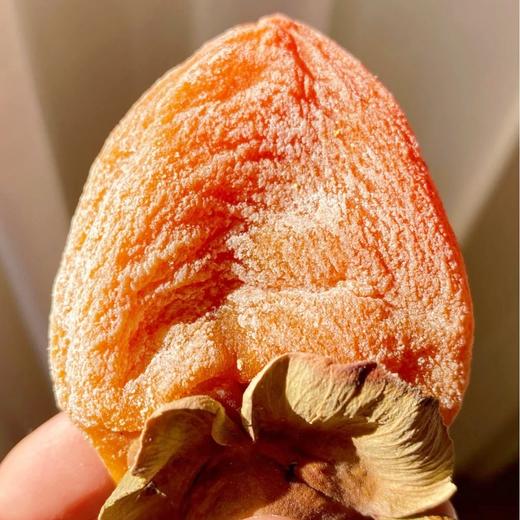 【山东微霜流心柿饼】的甜美，完全浑然天成，纯手工加工，采用传统工艺，不靠捏不靠捂，基本只依靠吊晒过程，日晒脱水，夜间降温，全靠温差糖化去涩 商品图3
