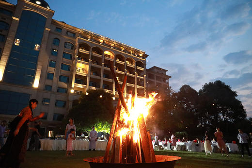 去星级酒店跨年！仪式感满满～399元起2大2小，去金堂恒大放烟花、跨新年、跳锅庄、吃羊肉汤，还有丰富活动~ 商品图2