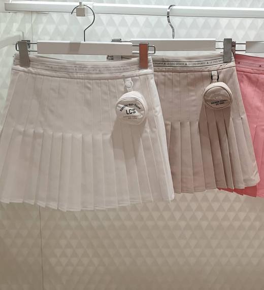 韩版公鸡女士百褶裙，这款就更偏学院甜美一点！工艺也很重工，整体压线褶皱设计，腰部品牌织带印花，搭配小包包装饰！W821600 商品图1