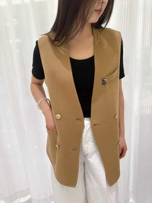 伯妮斯茵 | 简约通勤 V 领无袖羊毛马甲 双面呢面料 双排扣 + 胸针装饰 职场日常款 SZ6H02 商品图2