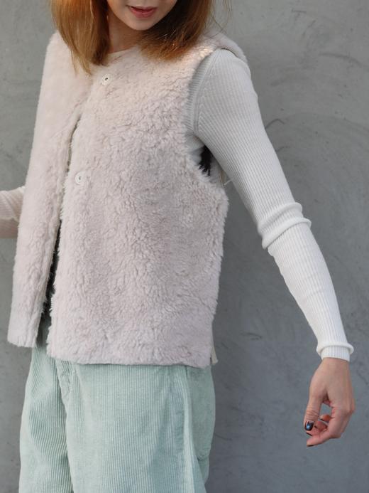 TYNVIE 白色羊羔绒美利奴羊毛毛茸背心 商品图1