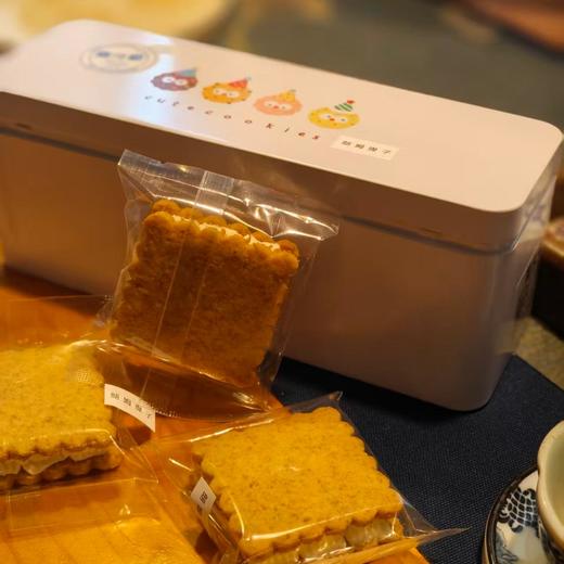 春节后发货【法国伊尼斯咸黄油焦糖厚层饼干（朗姆酒提子饼干4个+原味4个装共8个）】 同时品尝2种口味 原味的醇滑 朗姆酒提子夹心的丰富  唤醒身体 克服疲乏 外层酥脆饼干夹着爽腴的夹心 咸甜口甜度不显 商品图3