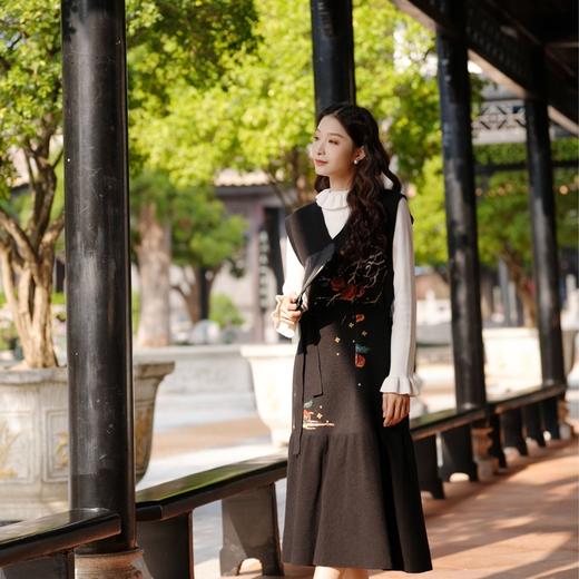 两三事柿柿暖春2025冬季新款复古柿子树图案绑带毛衣背心裙连衣裙
 商品图1