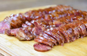 熊猫乡甜-土猪腊肉香肠[福]
等待一年的美味终于来了🐷
选用农家散养，搭配五谷杂粮，喂养一年的土猪，一年只能出一批，传承古法制作无添加，还原大山里最地道的肉香。