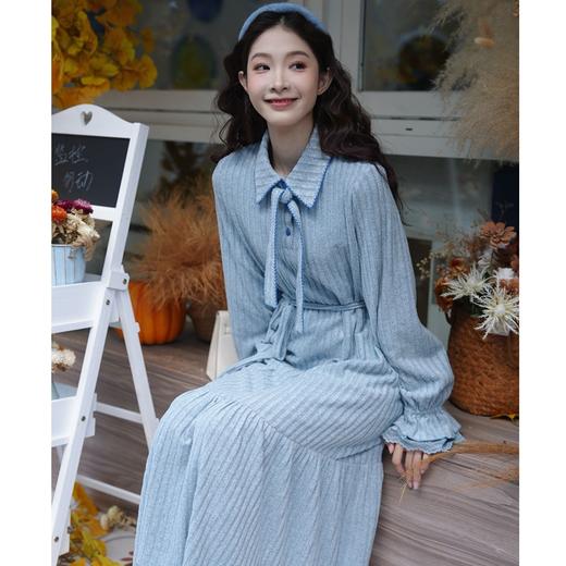 两三事 青鸟轨迹 2025冬季新款文艺风蝴蝶结翻领坑条针织连衣裙 商品图0