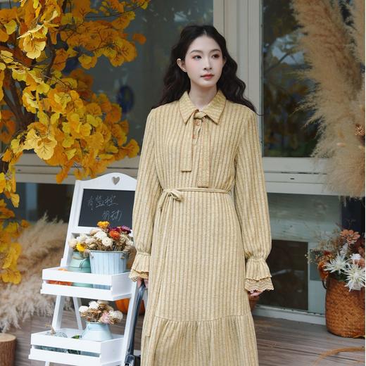 两三事 青鸟轨迹 2025冬季新款文艺风蝴蝶结翻领坑条针织连衣裙 商品图1