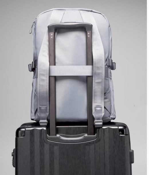 一店d 𝐥𝐮家爆款双肩包 抢手的𝐍𝐞𝐰 𝐜𝐫𝐞𝐰系列 代工原单 实用的size‼️ 不管日常还是户外运动超方便 集美貌与功能于一身的双肩系列
可以通勤、上课、瑜伽 当作妈咪包也OK 商品图13