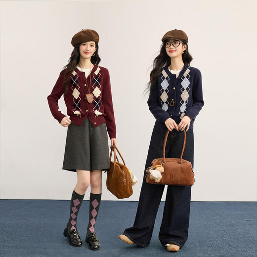 【12/17新品】熙世界学院风撞色菱形格毛衣短外套女秋冬复古北极绒加厚针织开衫 商品图1