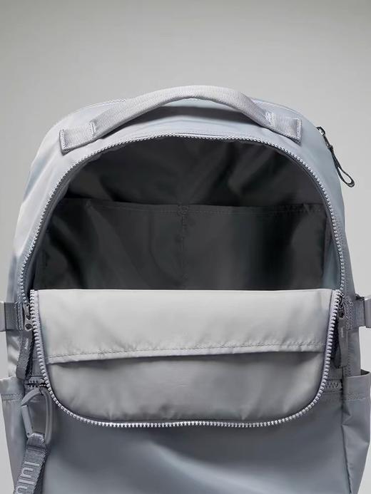 一店d 𝐥𝐮家爆款双肩包 抢手的𝐍𝐞𝐰 𝐜𝐫𝐞𝐰系列 代工原单 实用的size‼️ 不管日常还是户外运动超方便 集美貌与功能于一身的双肩系列
可以通勤、上课、瑜伽 当作妈咪包也OK 商品图11