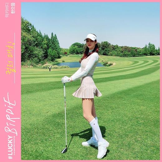 韩版公鸡女士百褶裙，这款就更偏学院甜美一点！工艺也很重工，整体压线褶皱设计，腰部品牌织带印花，搭配小包包装饰！W821600 商品图2