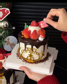 圣诞草莓装饰巧克力蛋糕
