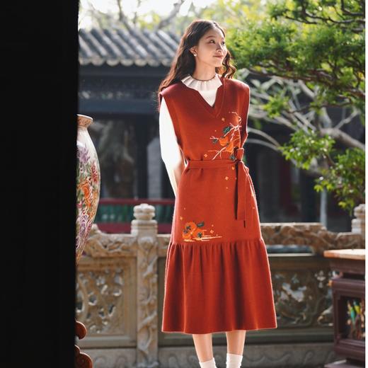 两三事柿柿暖春2025冬季新款复古柿子树图案绑带毛衣背心裙连衣裙
 商品图3