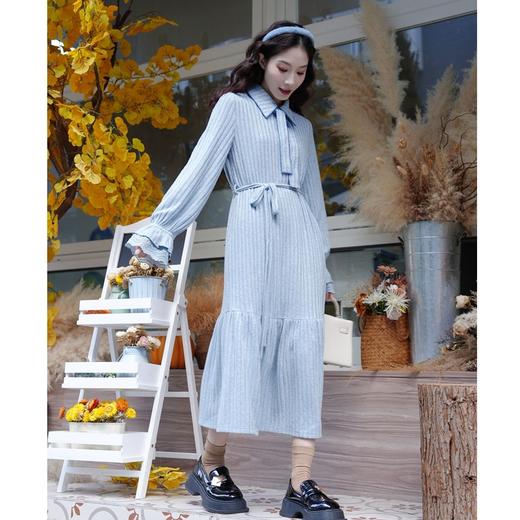 两三事 青鸟轨迹 2025冬季新款文艺风蝴蝶结翻领坑条针织连衣裙 商品图2