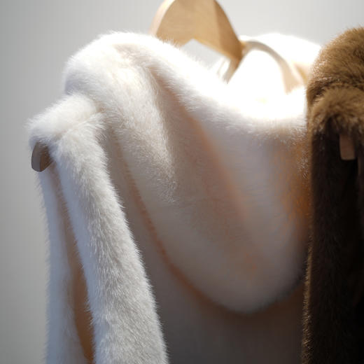 ORIGNAL&CO 欧貂绒 连帽马甲 D家同款面料，行走的人间富贵花，不挑身材不挑体型，上身显贵，⁮高级老钱风 商品图3