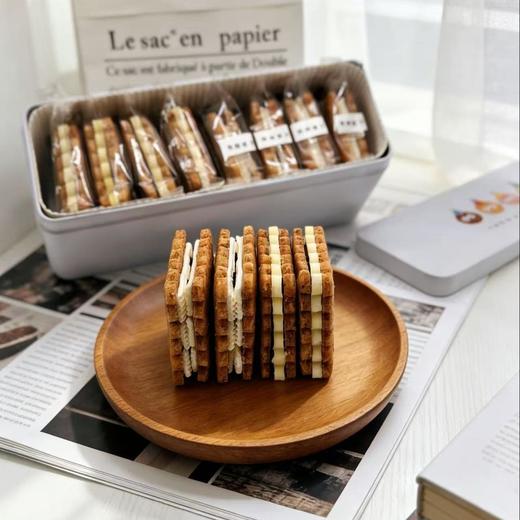 春节后发货【法国伊尼斯咸黄油焦糖厚层饼干（朗姆酒提子饼干4个+原味4个装共8个）】 同时品尝2种口味 原味的醇滑 朗姆酒提子夹心的丰富  唤醒身体 克服疲乏 外层酥脆饼干夹着爽腴的夹心 咸甜口甜度不显 商品图0