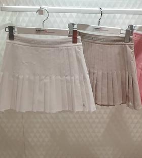 韩版公鸡女士百褶裙，这款就更偏学院甜美一点！工艺也很重工，整体压线褶皱设计，腰部品牌织带印花，搭配小包包装饰！W821600