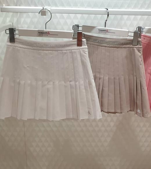 韩版公鸡女士百褶裙，这款就更偏学院甜美一点！工艺也很重工，整体压线褶皱设计，腰部品牌织带印花，搭配小包包装饰！W821600 商品图0