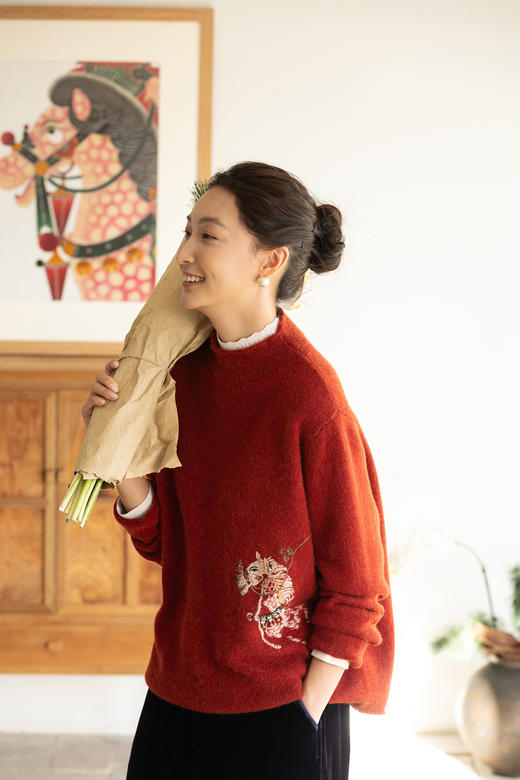 牧衣游原创UPW精工手绣羊绒混织套头衫蓬松保暖红色新年毛衣 琴心 商品图5