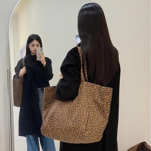 🐆【Bottle sister 豹纹大托特包】容量党封神款🍂如果你是追求 “一包搞定所有场景” 的大容量爱好者，那它简直是为你量身定制的本命包！ 商品图2