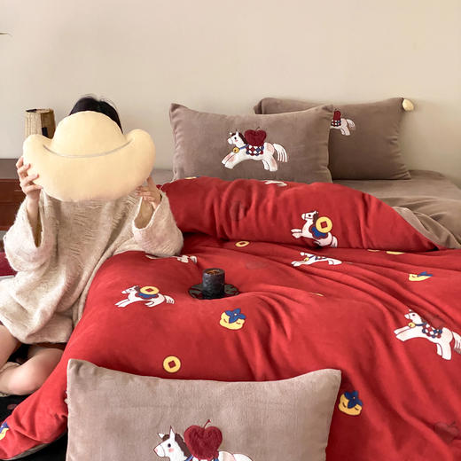 自然醒高克重牛奶绒四件套-发财小马（送元宝抱枕）MT 商品图0