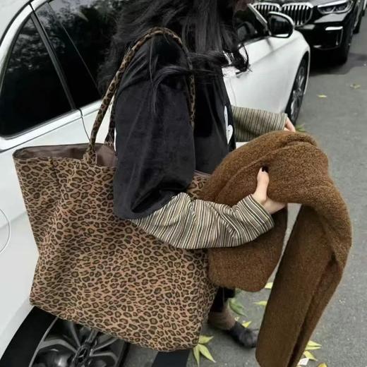 🐆【Bottle sister 豹纹大托特包】容量党封神款🍂如果你是追求 “一包搞定所有场景” 的大容量爱好者，那它简直是为你量身定制的本命包！ 商品图1