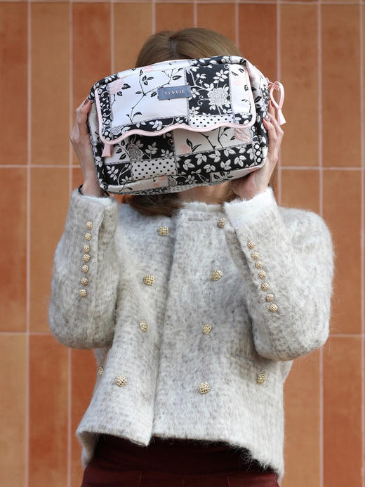 TYNVIE 复古花卉拼布波浪边洗漱包 商品图3