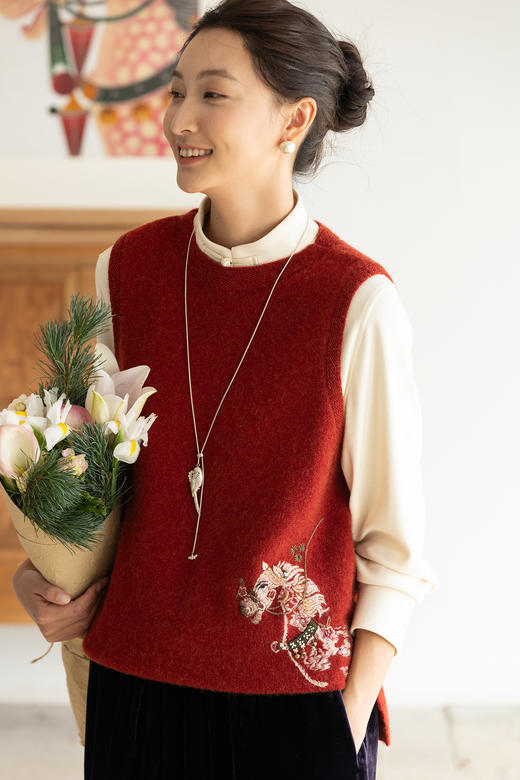 牧衣游原创 UPW精工手绣羊绒混织马夹软糯舒适百搭红色背心 连霏 商品图5