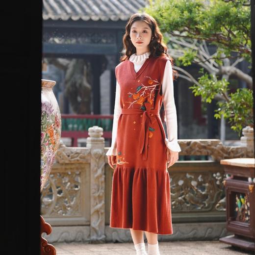 两三事柿柿暖春2025冬季新款复古柿子树图案绑带毛衣背心裙连衣裙
 商品图0