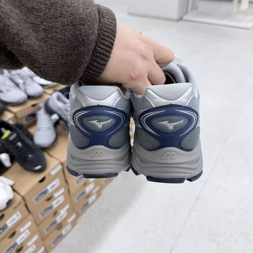 MIZUNO休闲鞋379.90（线上线下同步销售，不一定有货，介意勿拍）612965-GY 商品图1