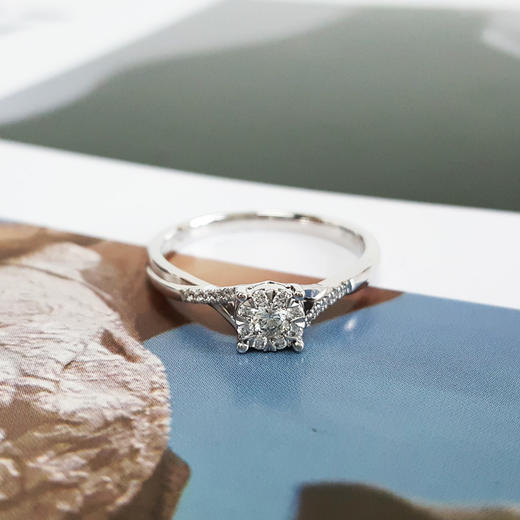 【天然正品】DR AU750白金经典简约镂空四爪款0.08克拉钻石戒指12.5号（皆取最大值）021225NJS08 商品图4