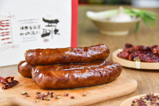 熊猫乡甜-土猪腊肉香肠[福]
等待一年的美味终于来了🐷
选用农家散养，搭配五谷杂粮，喂养一年的土猪，一年只能出一批，传承古法制作无添加，还原大山里最地道的肉香。 商品图1