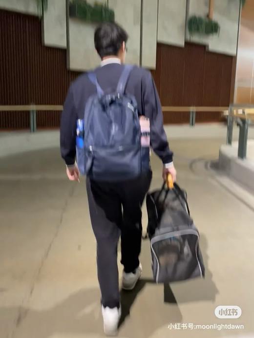 一店d 𝐥𝐮家爆款双肩包 抢手的𝐍𝐞𝐰 𝐜𝐫𝐞𝐰系列 代工原单 实用的size‼️ 不管日常还是户外运动超方便 集美貌与功能于一身的双肩系列
可以通勤、上课、瑜伽 当作妈咪包也OK 商品图2