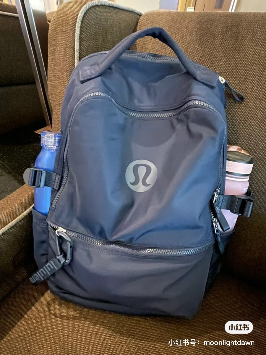 一店d 𝐥𝐮家爆款双肩包 抢手的𝐍𝐞𝐰 𝐜𝐫𝐞𝐰系列 代工原单 实用的size‼️ 不管日常还是户外运动超方便 集美貌与功能于一身的双肩系列
可以通勤、上课、瑜伽 当作妈咪包也OK