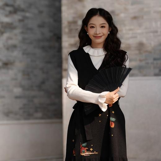 两三事柿柿暖春2025冬季新款复古柿子树图案绑带毛衣背心裙连衣裙
 商品图4