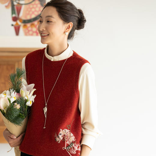 牧衣游原创 UPW精工手绣羊绒混织马夹软糯舒适百搭红色背心 连霏 商品图0