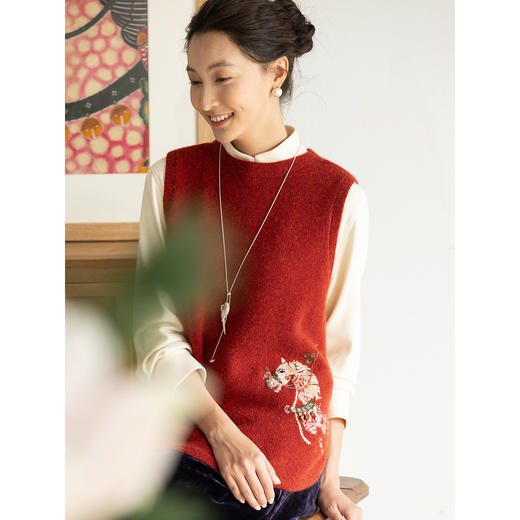 牧衣游原创 UPW精工手绣羊绒混织马夹软糯舒适百搭红色背心 连霏 商品图3