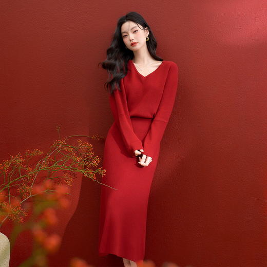 西遇气质V领长袖针织连衣裙女冬季软糯高级收腰显瘦内搭长裙V3855313 商品图0