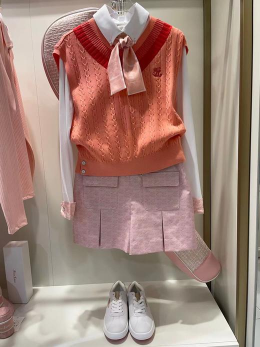 新款女士丝带珍珠长袖Polo衫来了！她家的经典丝带优雅长袖真的是yyds!⚠️这也太好看了吧，女孩纸都会喜欢的，气质元素在新款上又有了更新，珍珠徽章，金属花瓣小袖扣，印花丝带，撞色印花袖口 商品图1