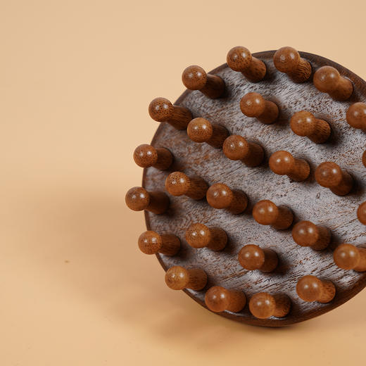 【买一送一】唯雅28钉檀木圆盘按摩梳 檀木齿梳设计 小巧玲珑精致便携 一梳多用 按摩/⁩点络/刮痧/⁣面部提拉 商品图4