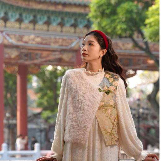 两三事梵高文艺 玉沙融雪 2025冬季新款毛绒拼接印花布盘扣马甲女 商品图1